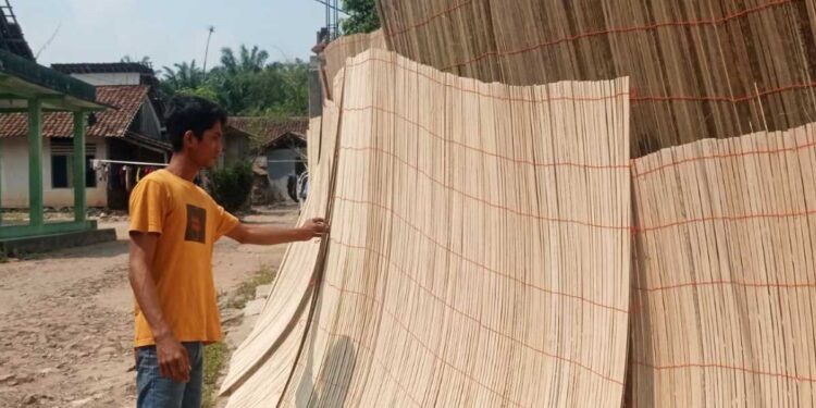 Permintaan Tirai Sawit Melejit Saat Musim Kemarau, Omzet Perajin Lebak Tembus Dua Kali